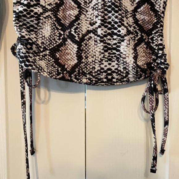 Forever 21 long sleeve mock neck snake print crop - Picture 4 of 12